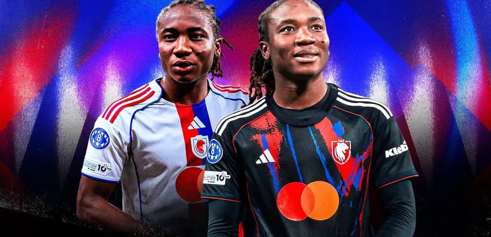 Dos jugadores de fútbol con camisetas de clubes distintos