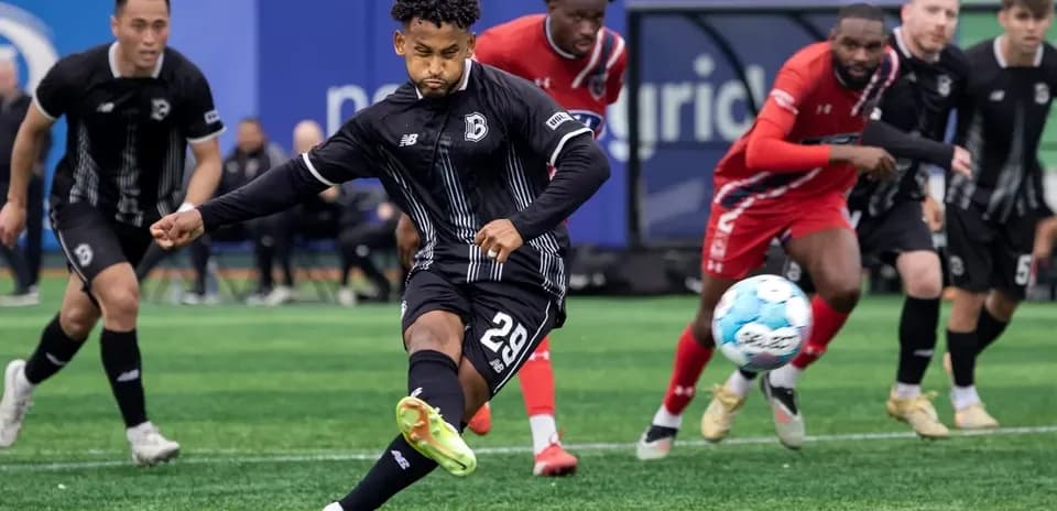 Jugador de Indy Eleven pateando un penalti