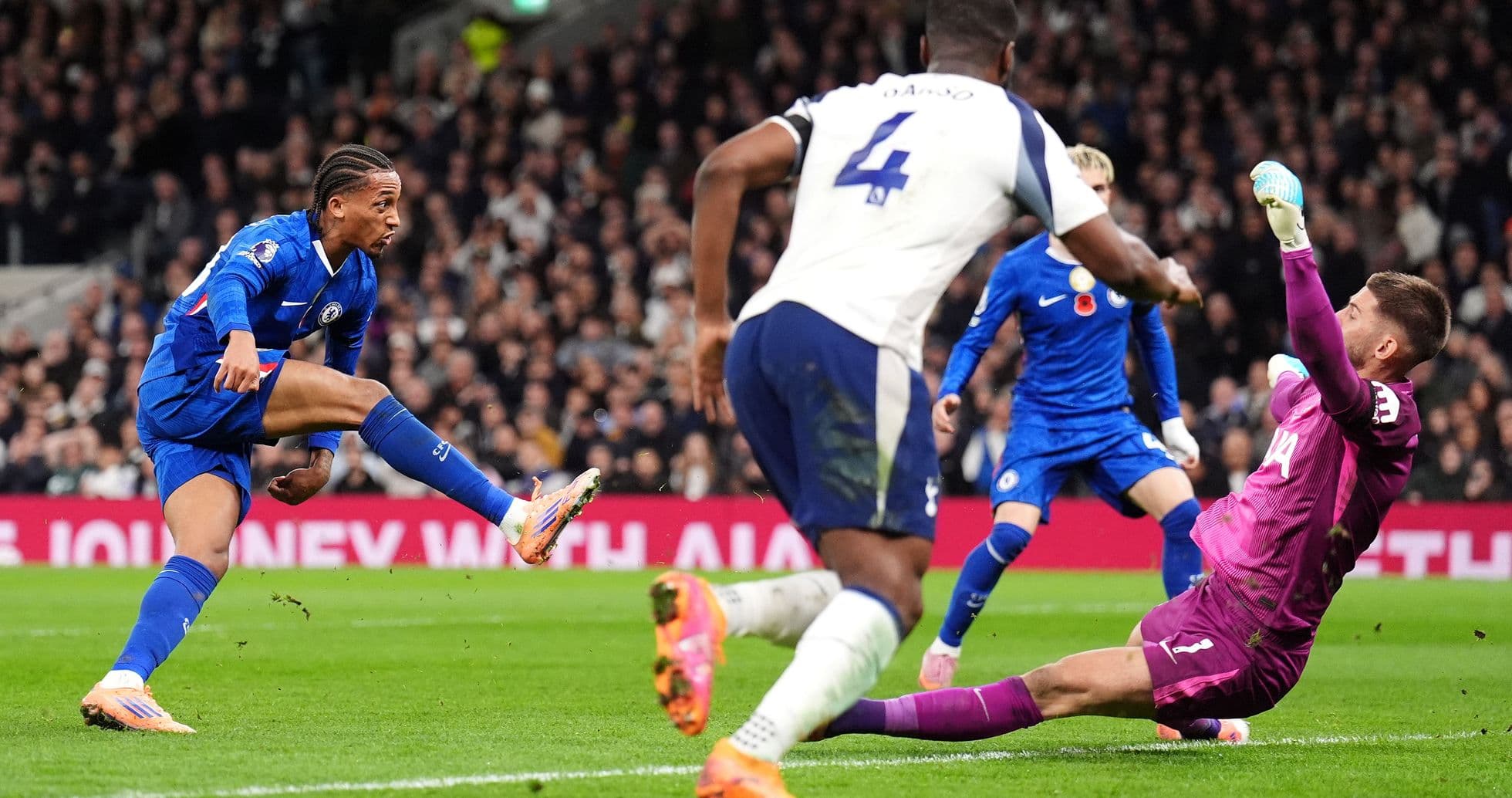 Jugador de Chelsea disparando a puerta