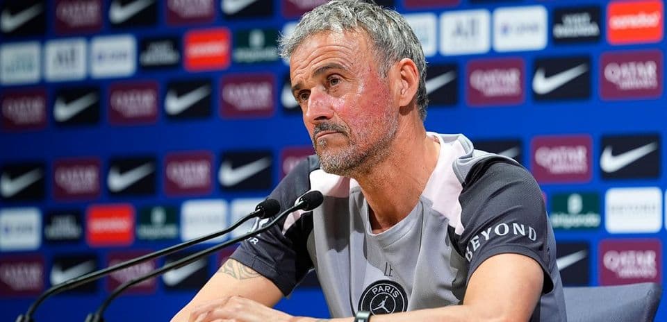 Entrenador en conferencia de prensa ante los medios