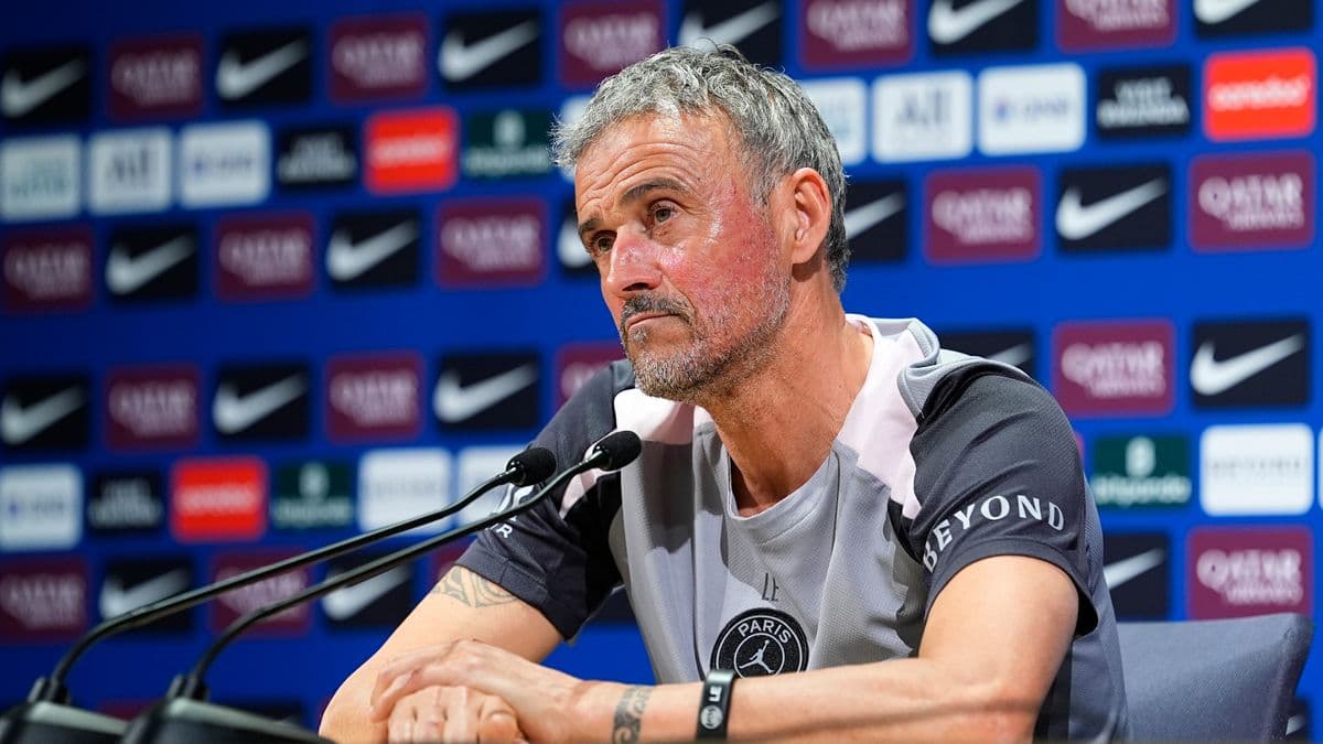 Entrenador en conferencia de prensa ante los medios