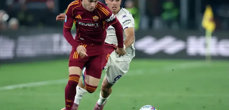 Jugador de Roma corriendo con el balón, siendo marcado