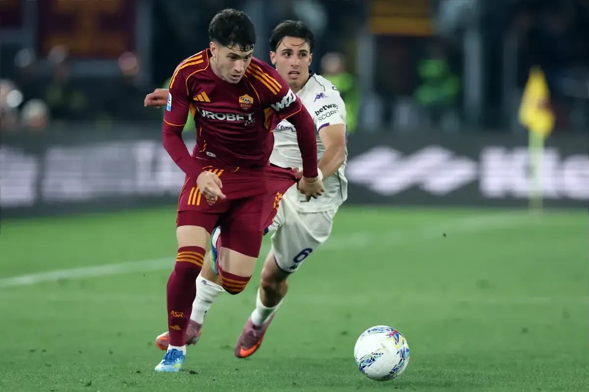 Jugador de Roma corriendo con el balón, siendo marcado