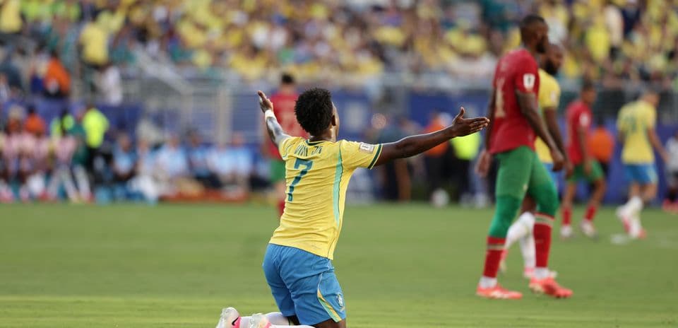Jugador brasileño arrodillado en el campo