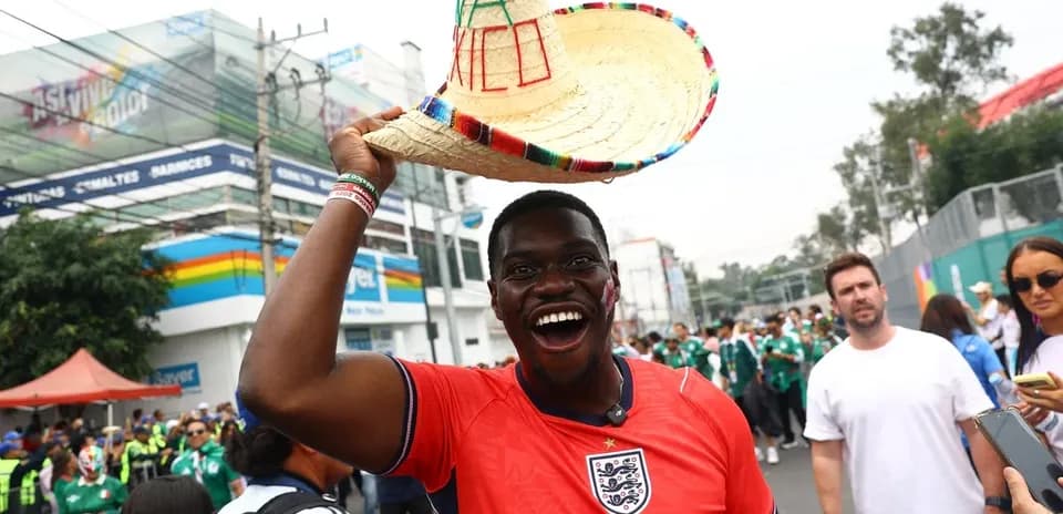 Hincha con sombrero celebrando en la calle