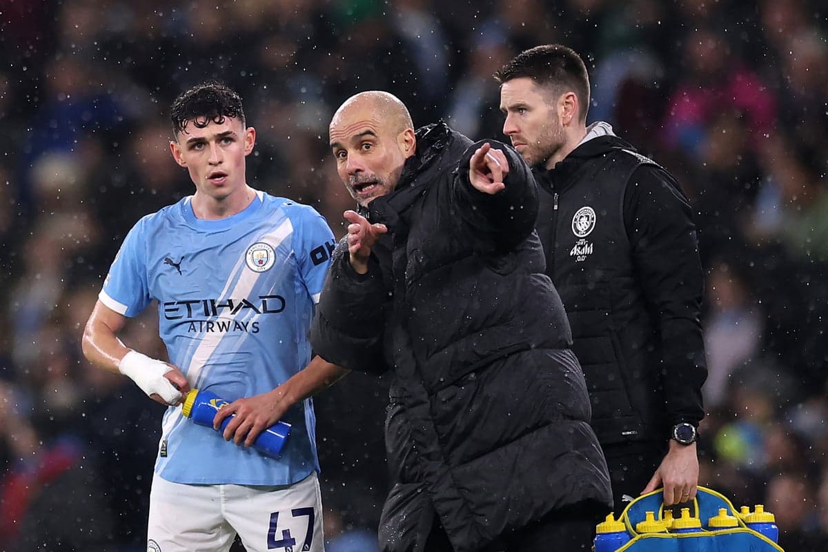 Entrenador hablando con jugador en el banquillo