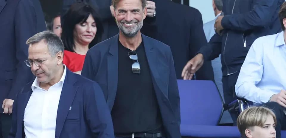 Personas en un evento deportivo con un entrenador sonriente