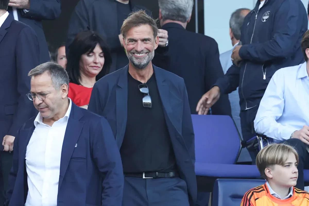 Personas en un evento deportivo con un entrenador sonriente