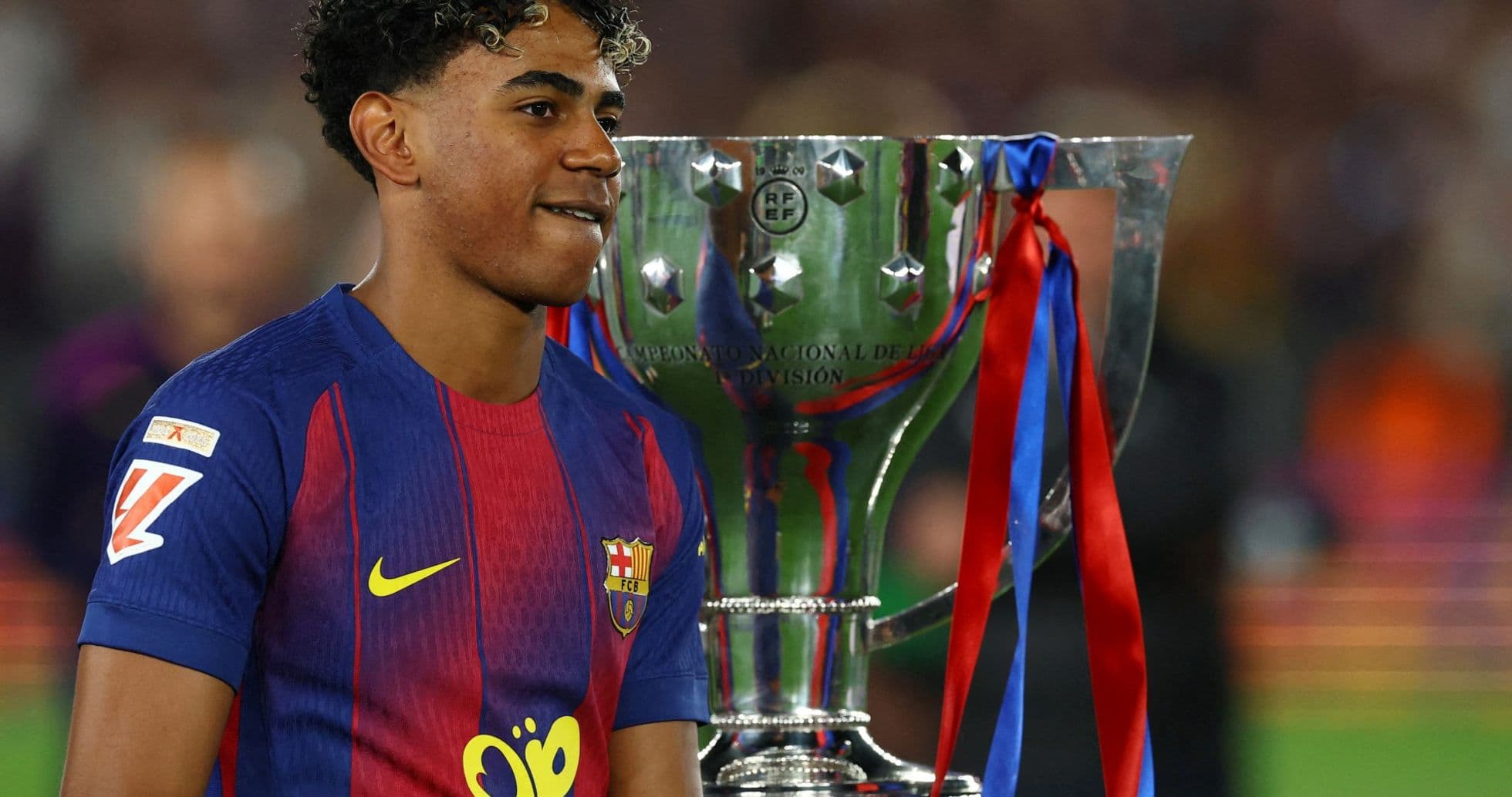 Jugador del Barcelona junto a trofeo de campeonato
