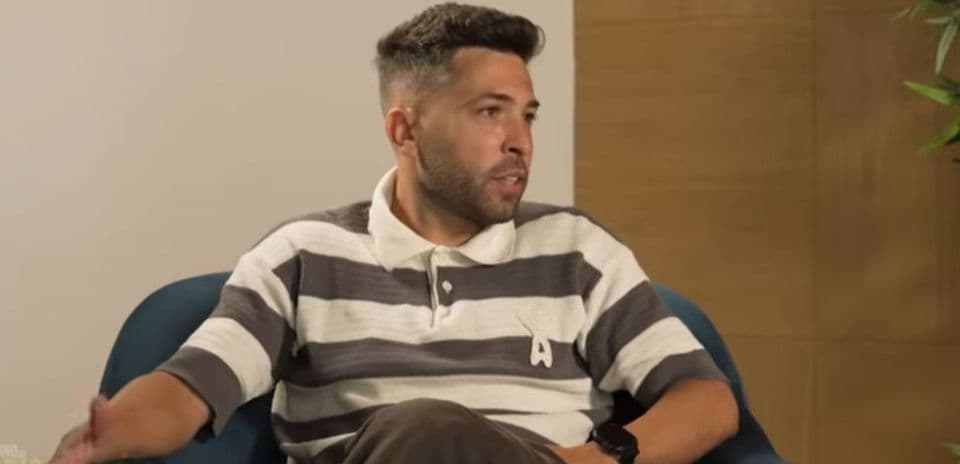 Hombre hablando durante una entrevista en un sofá