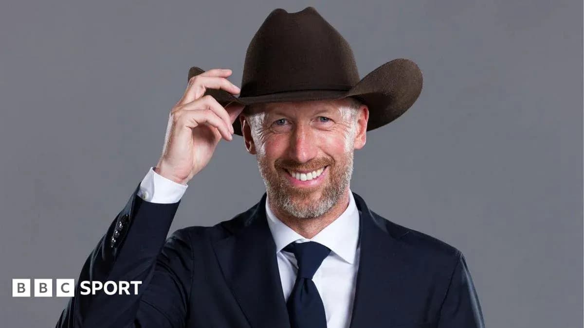 Hombre con sombrero en traje sonriendo