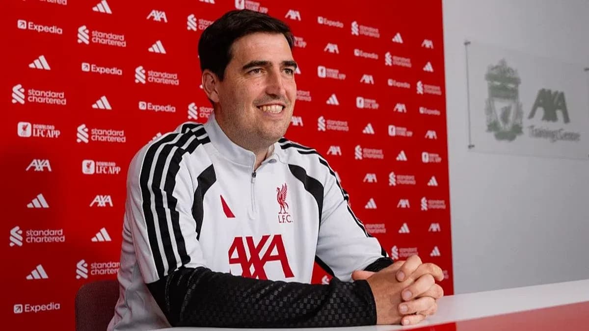 Entrenador sentado en conferencia de prensa en Liverpool
