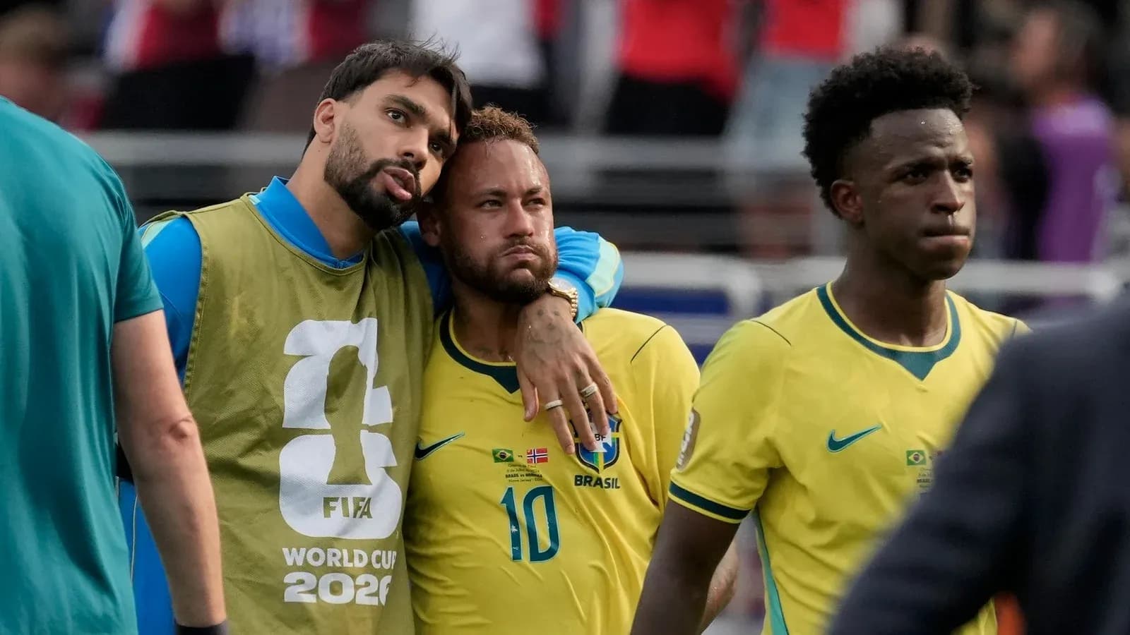 Jugadores de Brasil en el banquillo tras el partido