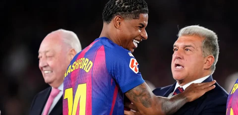 Jugador sonriendo mientras interactúa con directivos