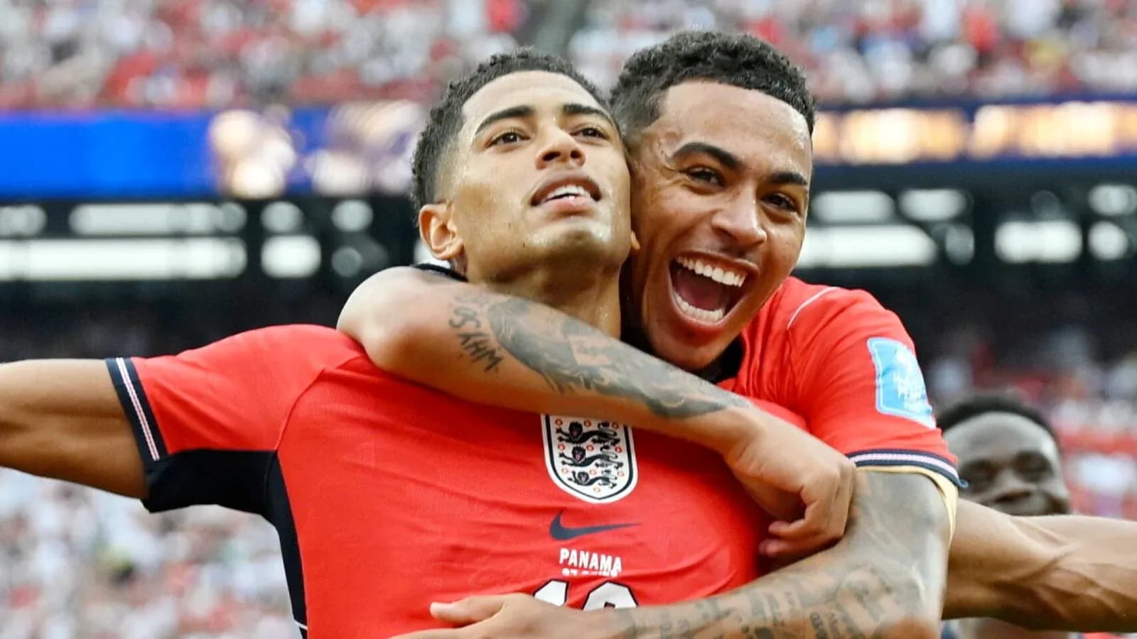 Jugadores de Inglaterra celebrando un gol juntos
