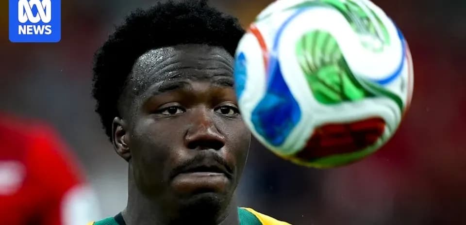 Jugador observando el balón durante el partido
