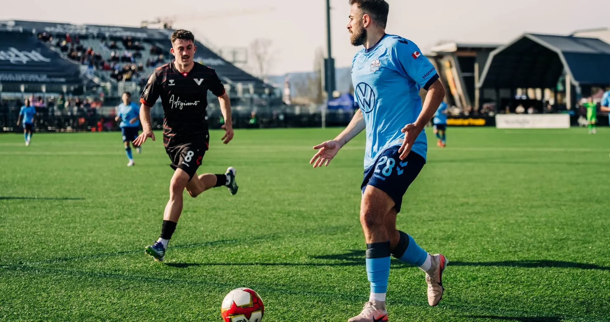 Jugadores de HFX Wanderers y Vancouver FC en acción