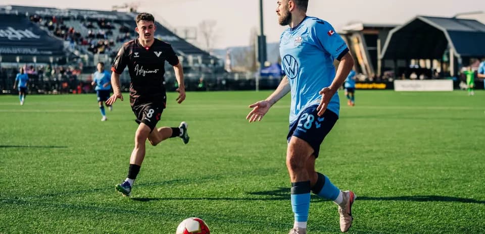 Jugadores de HFX Wanderers y Vancouver FC en acción