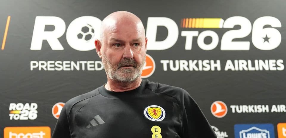Entrenador en conferencia de prensa sobre clasificación