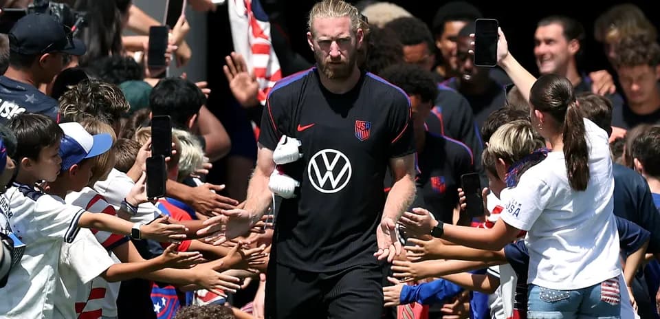 Jugador saludando a aficionados antes del partido