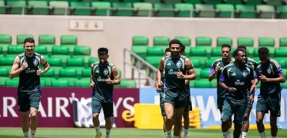 Jugadores corriendo en sesión de entrenamiento al aire libre
