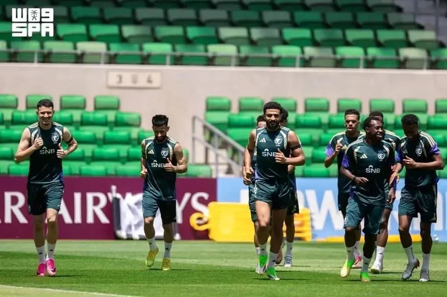 Jugadores corriendo en sesión de entrenamiento al aire libre