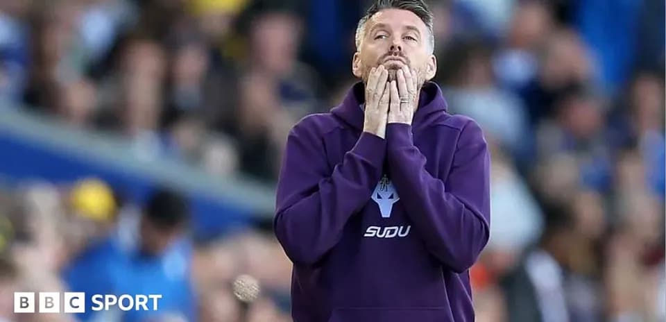 Entrenador en la línea de banda durante el partido