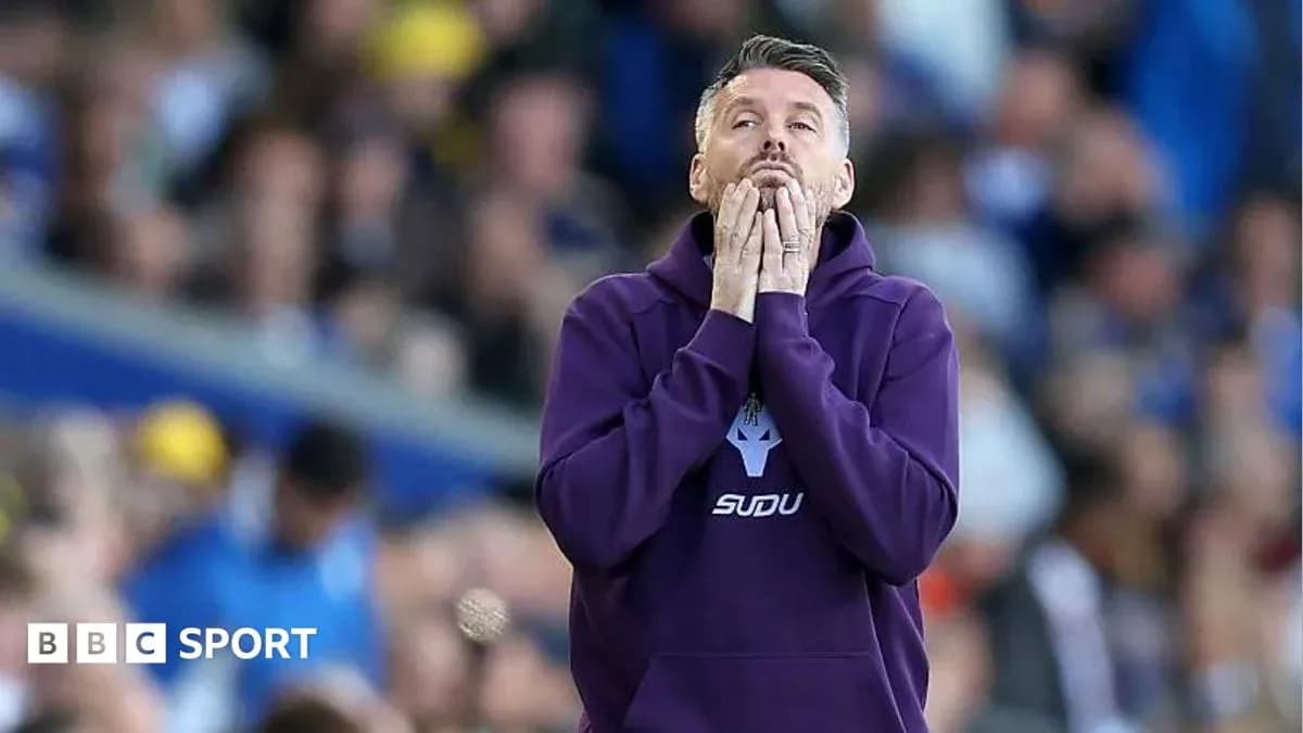 Entrenador en la línea de banda durante el partido