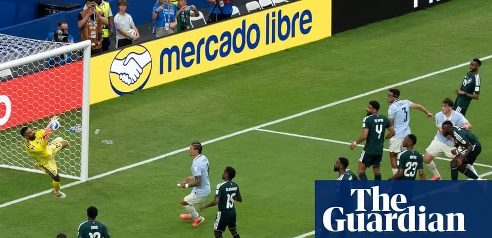 Portero atajando un tiro en un partido de fútbol