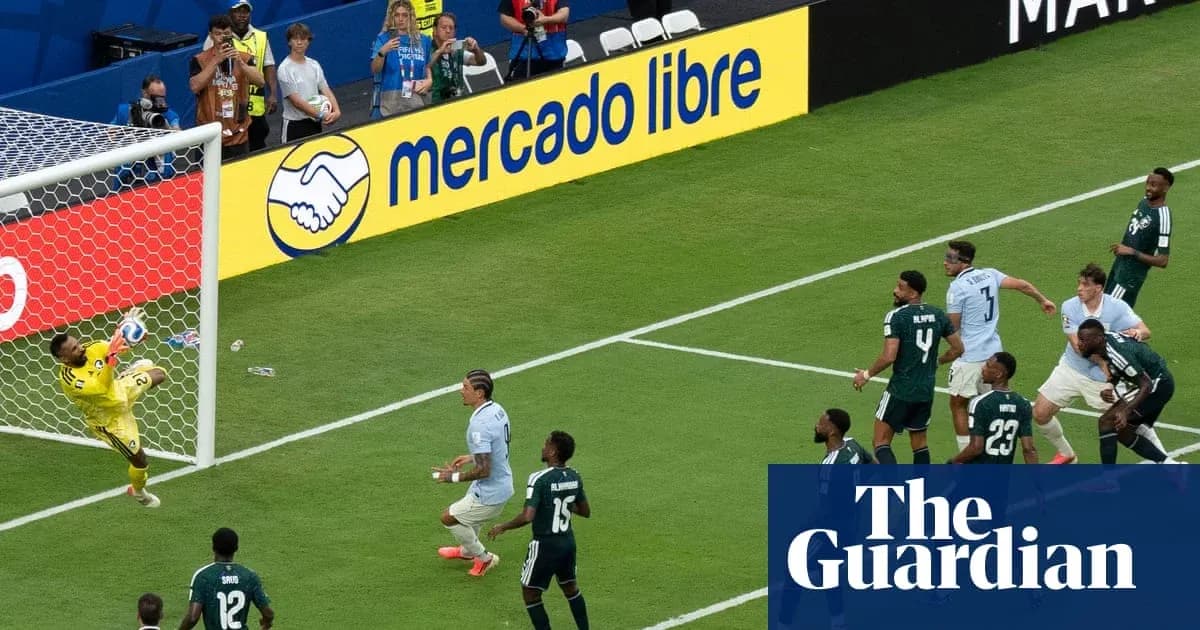 Portero atajando un tiro en un partido de fútbol