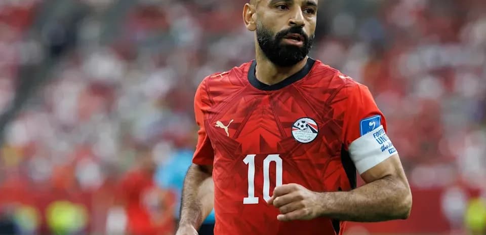 Jugador egipcio con camiseta roja en el campo
