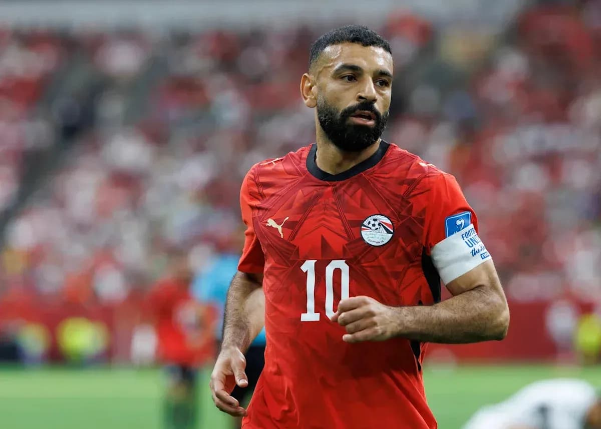 Jugador egipcio con camiseta roja en el campo