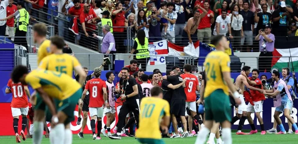 Jugadores de Egipto celebrando con aficionados tras el partido
