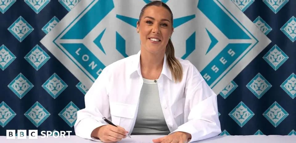 Jugadora firmando contrato en mesa con fondo de equipo