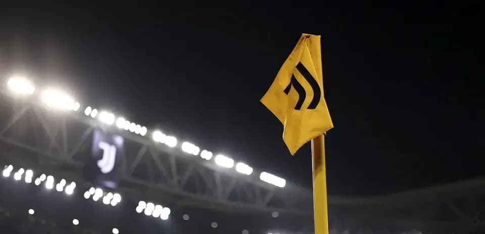Bandera amarilla de córner en estadio de fútbol