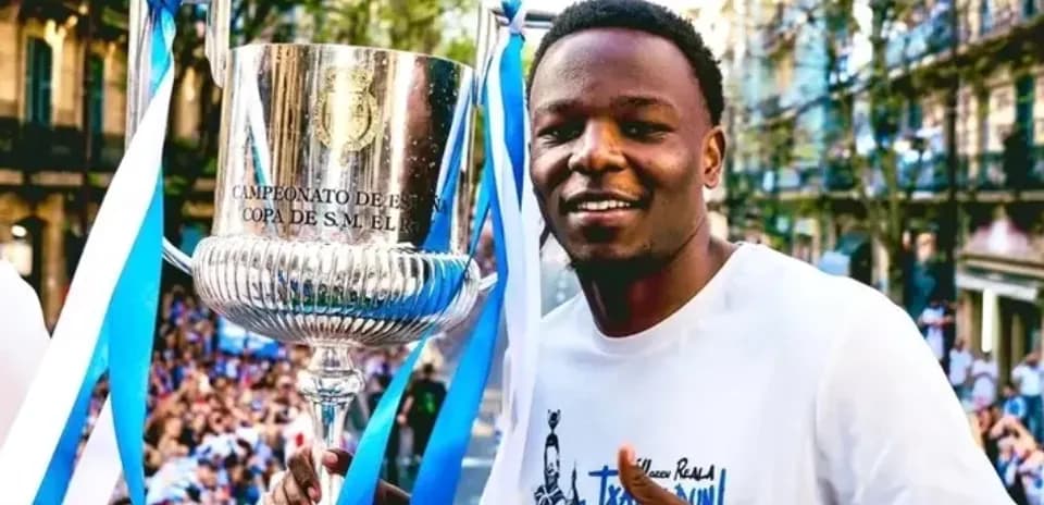 Jugador sosteniendo trofeo en celebración pública