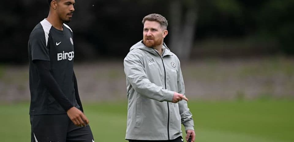 Jugador y entrenador conversando en el entrenamiento