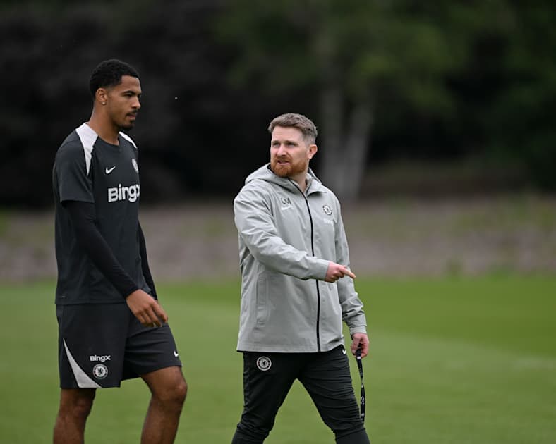 Jugador y entrenador conversando en el entrenamiento