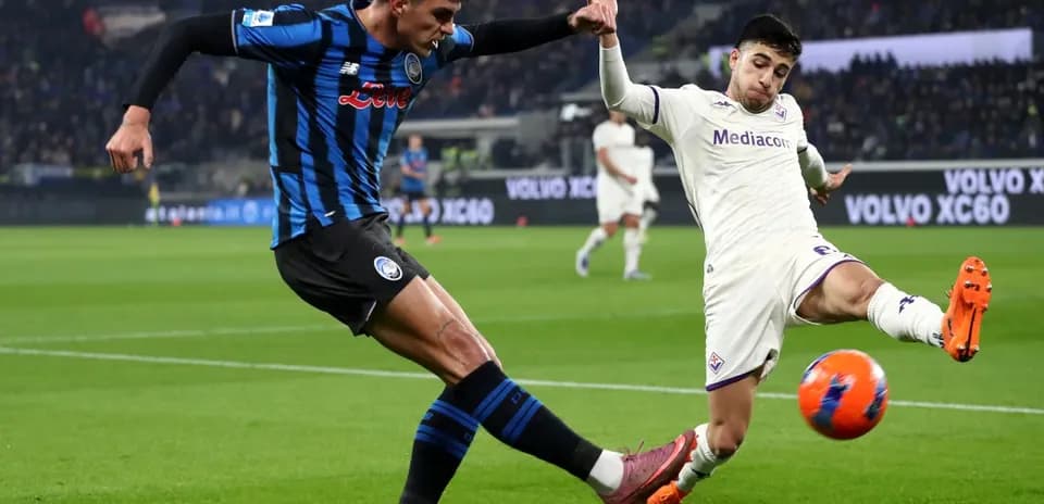 Jugador de Atalanta en acción contra Fiorentina