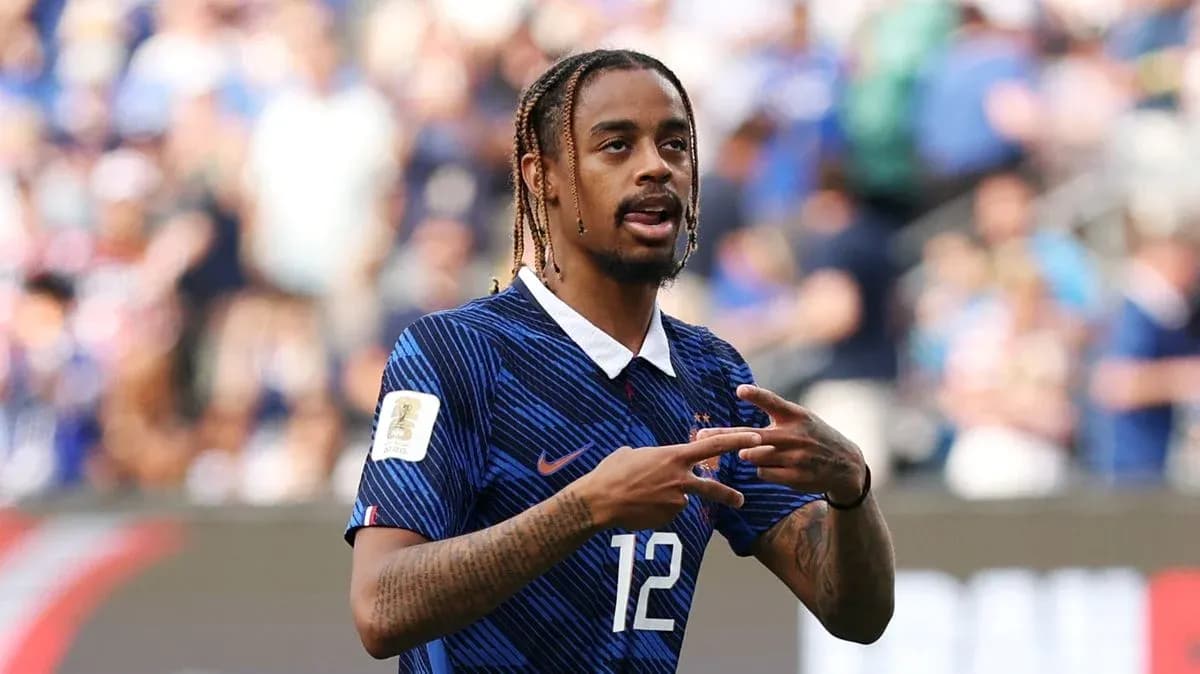 Jugador francés señalando durante un partido