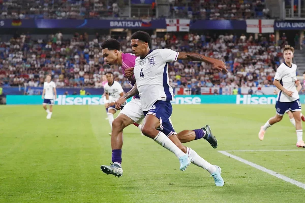 Jugador inglés luchando por el balón en el partido