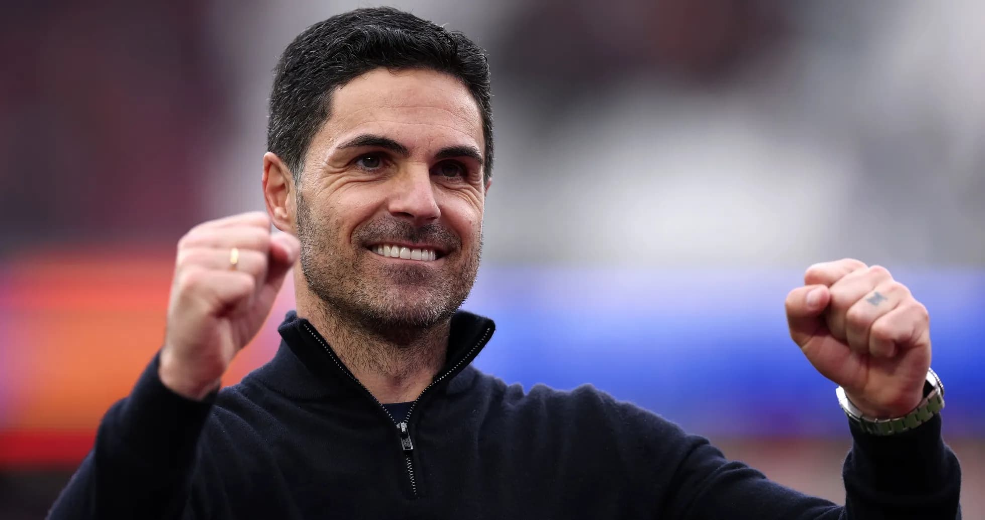 Entrenador levantando puños en señal de victoria
