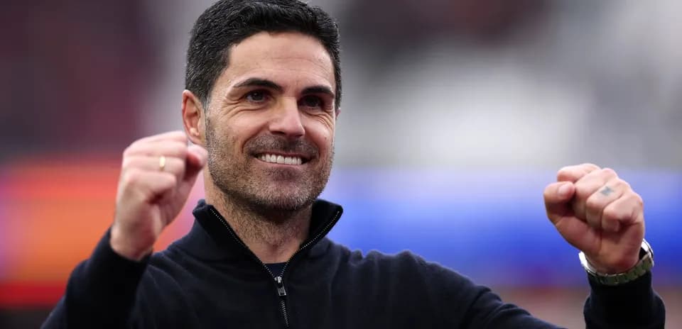 Entrenador levantando puños en señal de victoria