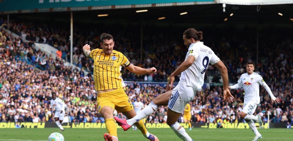 Jugador de Brighton en acción contra Leeds