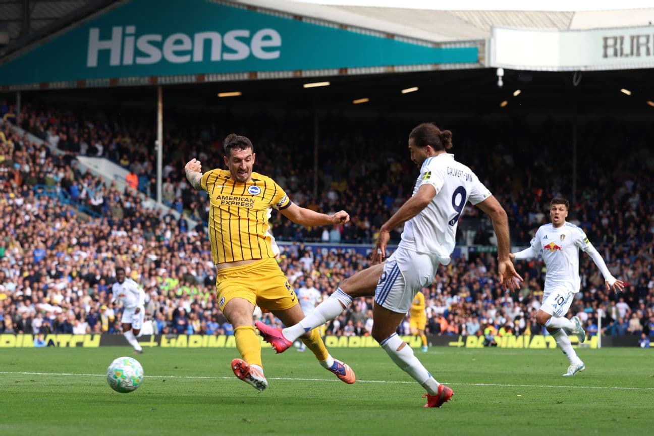Jugador de Brighton en acción contra Leeds