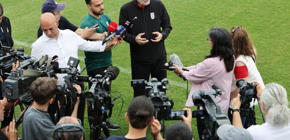 Entrenador hablando con periodistas en conferencia de prensa
