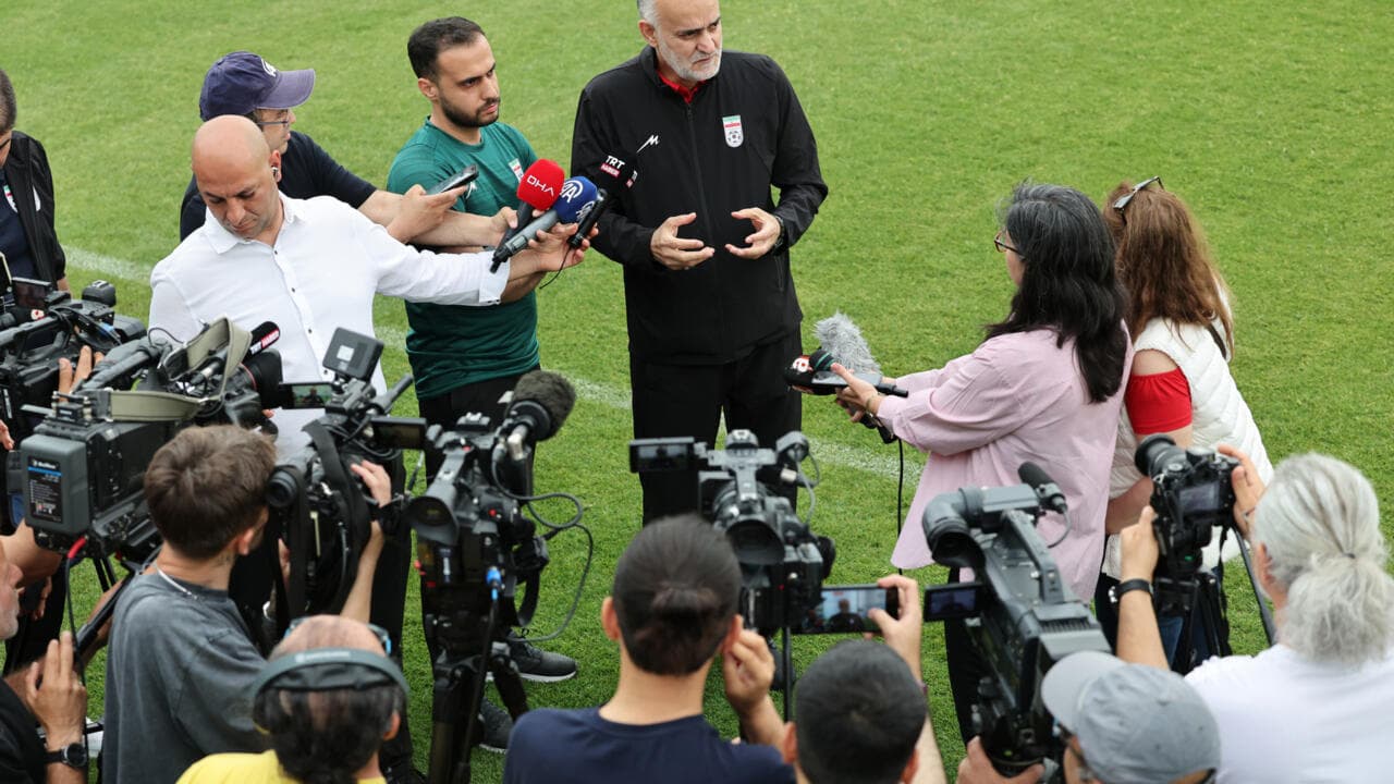 Entrenador hablando con periodistas en conferencia de prensa