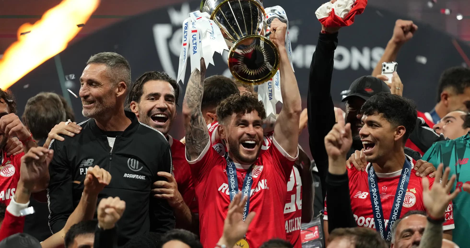Jugadores de Toluca celebrando con el trofeo