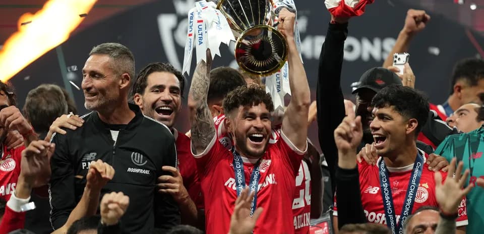 Jugadores de Toluca celebrando con el trofeo