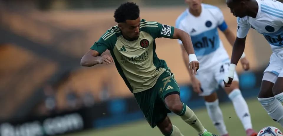 Jugadores compitiendo por el balón en el partido
